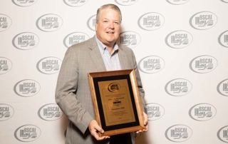 Tom Kruse waxa uu ku abaalmariyay Abaalmarinta Hogaaminta James E. Purcell ee Dhismaha Qandaraaslayaasha Adeegga Ururka Caalamiga ah