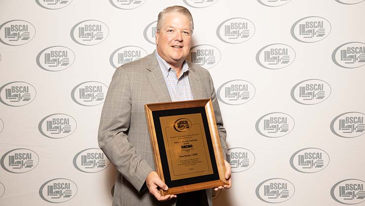 Tom Kruse recibe el premio James E. Purcell Leadership Award de la Building Service Contractors Association International