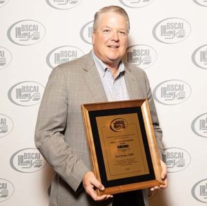 Tom Kruse recibe el premio James E Purcell Leadership Award de la Building Service Contractors Association International