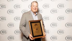 Tom Kruse recibe el premio James E Purcell Leadership Award de la Building Service Contractors Association International