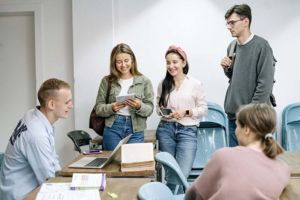 Desarrollo de la juventud - Programas/proyectos que promueven el desarrollo social y académico saludable de los jóvenes, haciendo hincapié en el fomento de sus aspiraciones de permanecer en la escuela y seguir una educación superior o formación profesional.